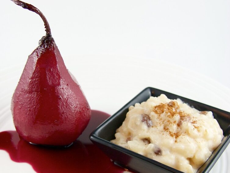 Pears in red wine with rice pudding